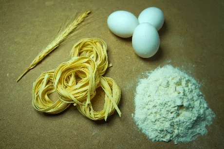 Massa artesanal com ovos e farinha